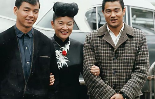 1960年，美国，初到异乡的李小龙与哥哥李忠琛、友人周露比合影|西雅图|婴儿|少年|武术