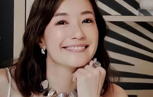 她宁愿单身也不接受谢霆锋，转身嫁豪门生4娃，如今46岁成了这样