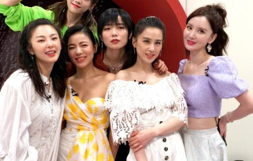 《浪姐》24人合照,最年长的伊能静站边上,看清C位:实至名归