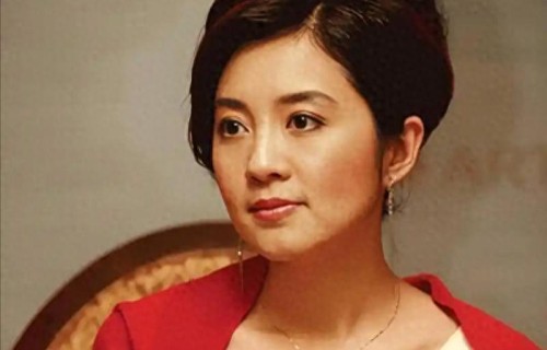 许戈辉现状：57岁染紫发满脸憔悴，富豪老公不在，女儿也独居国外 