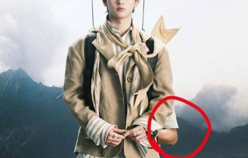 穆祉丞照片里工作人员胳膊没P掉登上热搜，网友:修图师上点心吧_手臂_画面_宣传