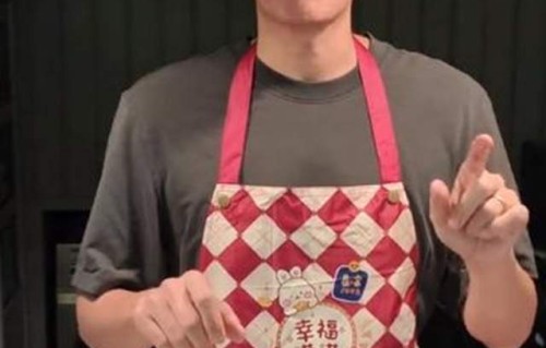 任重下厨为老婆孙骁骁做重庆江湖菜，别墅厨房不大，装修也很普通