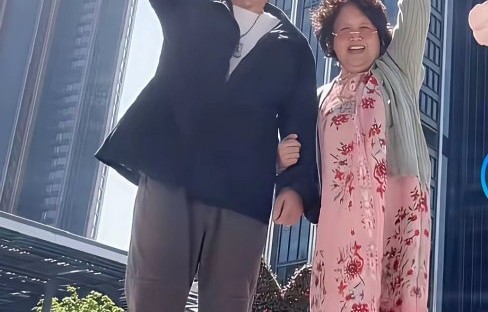 除了黄晓明父子，这次游乐园之行还有哪些家庭成员参与了？