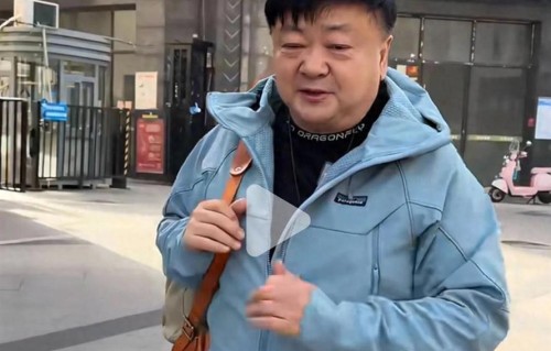 60岁洪剑涛去前助理饭店吃饭，当众揭人家短，结果下一秒锅就炸了