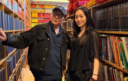 李连杰一家尼泊尔修行：64岁利智罕见同框，陪女儿走出抑郁症的明星爸爸
