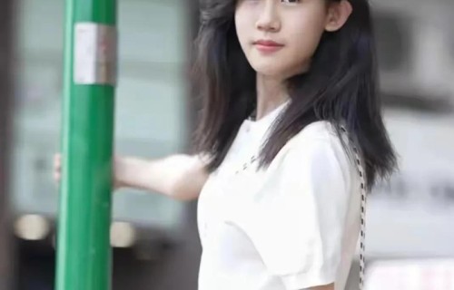 陆毅女儿贝儿16岁美上热搜!啃鸡爪吐槽老爸，弹吉他惊艳海滩