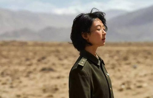 杨紫素颜出镜太真实!高原拍摄满脸高原红，状态引热议_看片会_黑色贝雷帽_生命