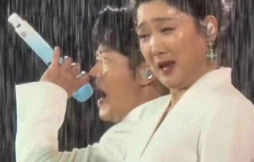 曾毅率先扔伞，玲花表情可爱，吐槽的是我真是服了，对吗