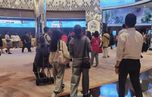 偶遇黎姿带女儿看演出，母女牵手同行似闺蜜，女儿高挑苗条有气质.