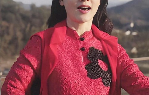 何赛飞：开心在自家露台种菜，儿子找女友以她为标准