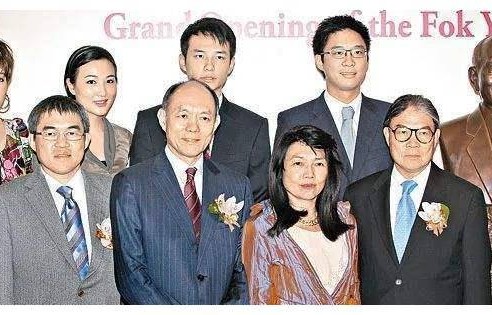 初恋成百亿富豪之后，她带着儿子嫁给他，后来儿子却被赶出家门