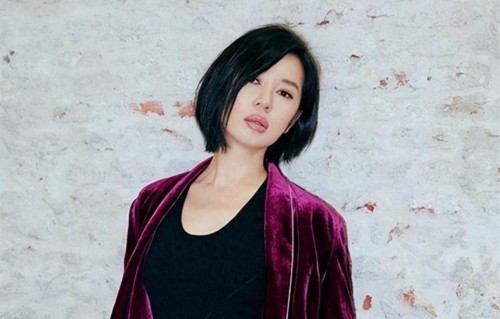 她曾将黄渤吻到害羞，与导演同居 12 年遭抛弃，今 49 岁身价高达 40 亿