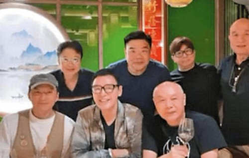 44岁袁伟豪与旧老板钟镇涛聚会，一脸愁容好憔悴，已两年无剧可拍