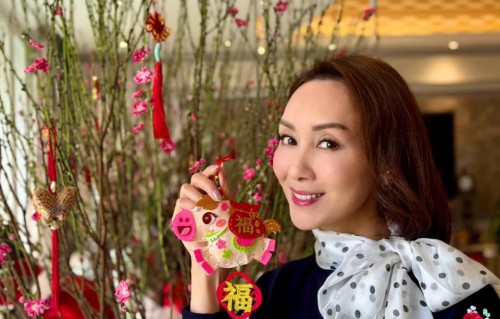TVB前当家花旦近况曝光！与老公庆祝恋爱31周年，女儿意外抢镜