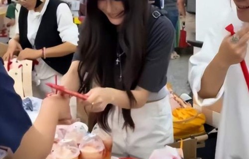 杨颖素颜现身儿子校园义卖会，穿露脐装少女感满满