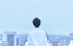 王俊凯演唱歌曲《醒着》歌词介绍
