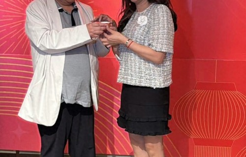 前TVB女星与富商结拜兄妹，摆六桌办结拜宴，义兄送金币做见面礼