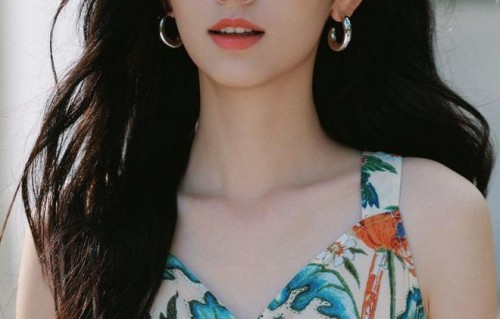 美女壁纸第2830期 · 周也:打破标签,在多元角色里持续突破