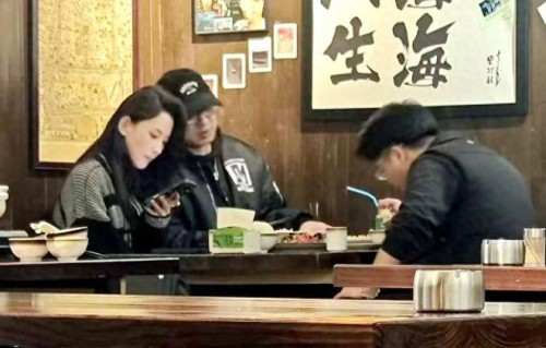 森林北太黏人了,吃个饭都要依偎着男友!汪峰边吃边抽烟好惬意!