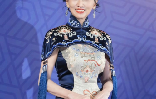 73岁赵雅芝亮相亚洲艺术电影节，国风旗袍显东方韵味，网友：又打败了岁月