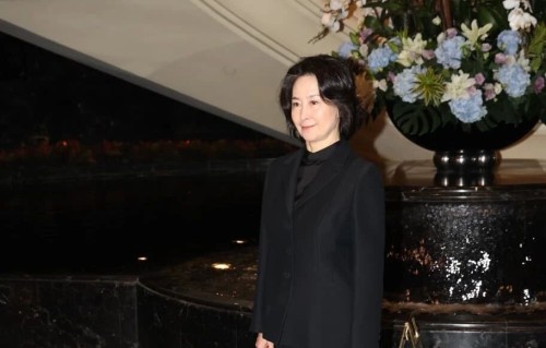 赌王女儿离世，追思会政商云集，何超仪含泪曝胞姐全身是癌