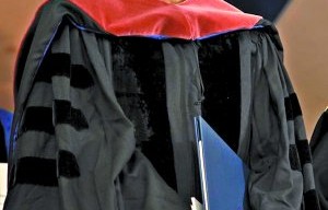 张艺谋博士照曝光 笑逐颜开获耶鲁大学荣誉学位