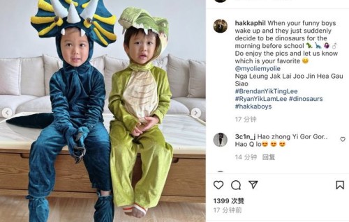 胡杏儿俩儿子扮恐龙，哥哥神情生动搞怪，闭眼亲吻弟弟超有爱