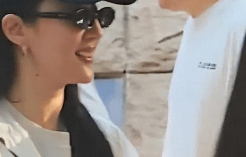 刘亦菲回北电和同学聚会被偶遇 穿衬衣戴墨镜打扮清爽靓丽_新闻|朱亚文|罗晋|江一燕|芦芳生|学生