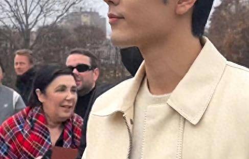 肖战青岛被偶遇,穿着清凉身材消瘦,遇见粉丝低头躲避败好感|陈情令|余生，请多指教|私人|盛典|明星