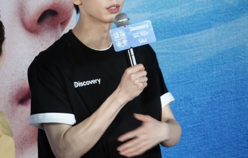 素颜也能打！张凌赫“顺毛”亮相首映礼，190cm身高自带学生气