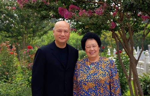 嫁给女首富30年，迟重瑞的“软饭”吃得冤不冤？