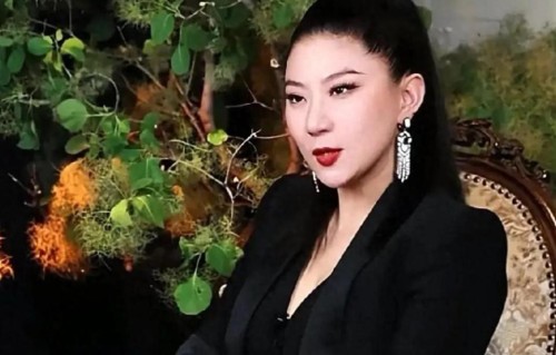 谢贤被曝曾卖掉谢霆锋送的豪车，帮女友Coco还债，还送过房产金条