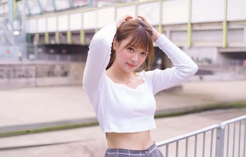 香港知名演员遇咸猪手，遭摸腰摸大腿揩油，无工可开经济陷困难