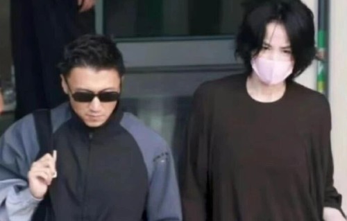 谢霆锋王菲复合十多年罕见高调同框，机场牵手不避镜头，网民期待世纪同台
