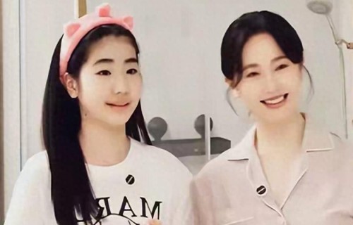 离开豪门5年，49岁左小青坚持健身，如今隐居北京，独自抚养女儿