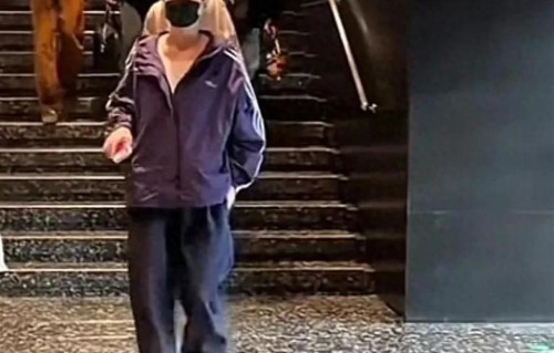 王菲看话剧被偶遇！56岁纯素颜似少女！难怪谢霆锋爱得如此深沉