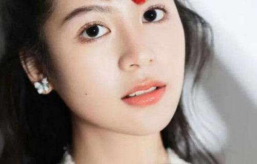 翁虹回应女儿被称最美星二代：演艺圈不差她一个