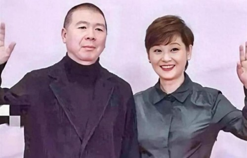徐帆辟谣离婚5个月，冯小刚近况曝光，心思藏不住了！