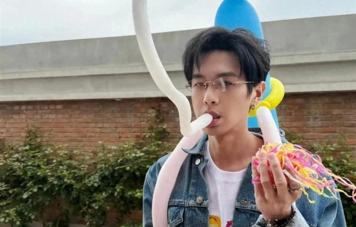 张若昀给女儿庆六岁生日，穿奇妙萌可T恤，还特地准备了主题派对