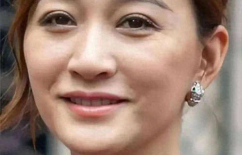 白月光滤镜碎了!李小冉46岁生图曝光，岁月痕迹引全网热议