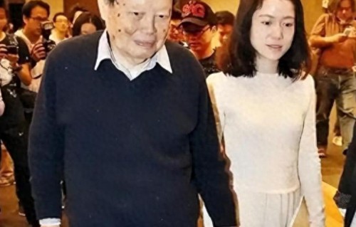 杨振宁离世后，翁帆现状曝光,面相改变,怀孕生子传闻早已真相大白 