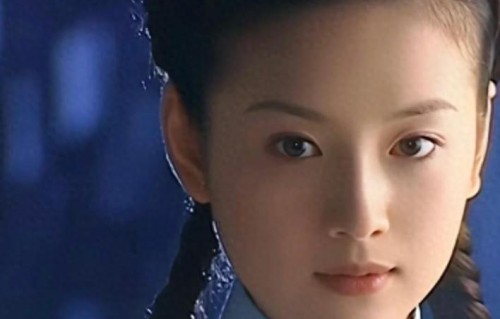 46岁董洁现身云南，全素颜买菜低调，双眼肿胀发际线上移脑门发亮 