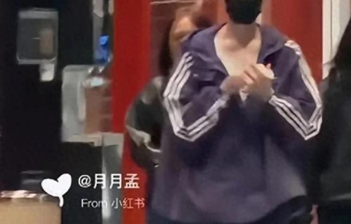 王菲现身北京，紫色外套配丸子头，状态也是好到惊艳