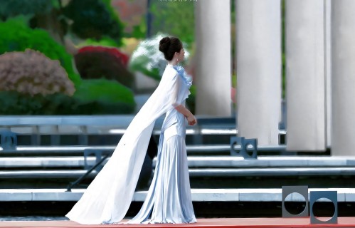 刘诗诗浅蓝薄纱裙封神，网友：将春日晴空穿在身上 