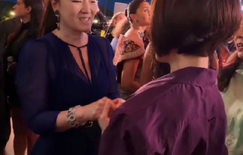 巩俐鲁豫戛纳牵手热聊，优雅互动诠释东方女性情谊与岁月从容