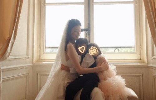 七年之约终兑现！奚梦瑶何猷君携儿女古堡补办婚礼，全家福太暖|求婚|女儿|巡演|婚纱|儿子