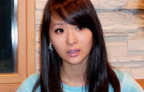 13岁被富豪苦追六年，父亲去世女儿受骗，如今47岁风华不及当年