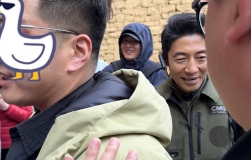 撒贝宁永安禅寺被偶遇，很亲和的和路人合照，真一点明星架子都没