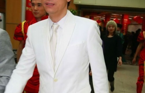 14次春晚后他回安徽推轮椅陪父亲，才懂男人最高级的体面不是红，是回家