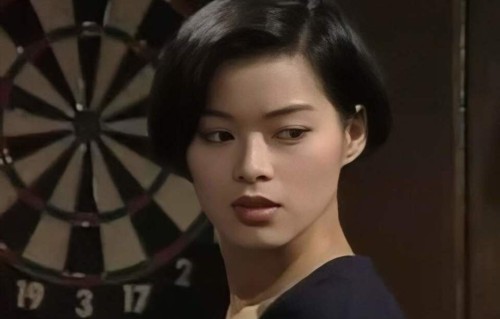 香港知名演员移民美国，对娱乐圈黑幕心寒，至今未婚无儿无女